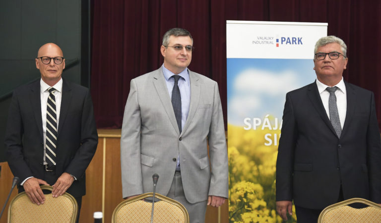 Investícia švédskej automobilky Volvo na východe Slovenska ide podľa plánu