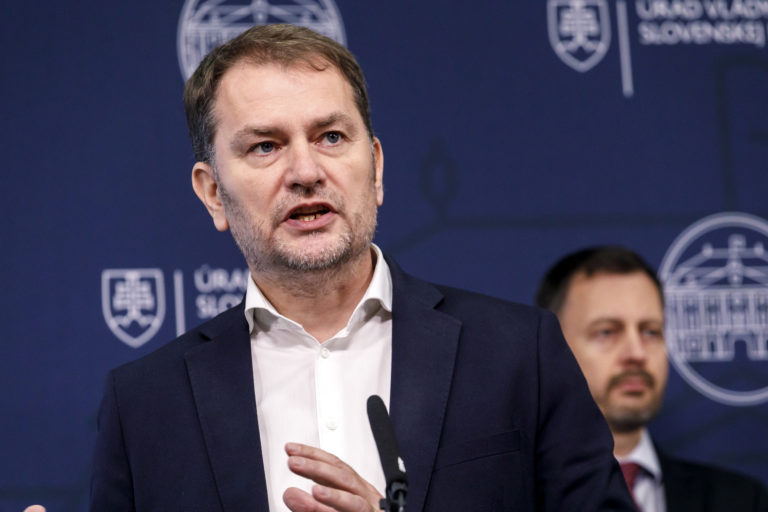 Minister financií SR Igor Matovič a predseda vlády SR Eduard Heger (obaja OĽANO) počas tlačovej konferencie po rokovaní vlády SR v Bratislave 5. decembra 2022. Foto: Dano Veselský/TASR