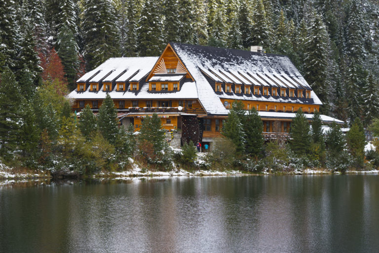 Na snímke je Horský hotel Popradské pleso nad Popradským plesom vo Vysokých Tatrách 8. októbra 2019. Foto: Milan Kapusta/TASR