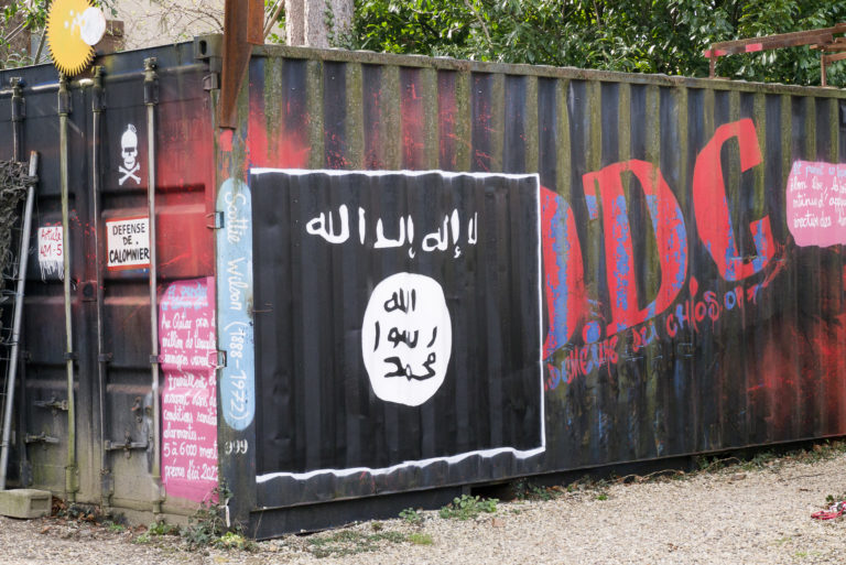 Na kontajneri je namaľovaná vlajka Islamského štátu, ilustračná snímka. Foto: Flickr.com/Thierry Ehrmann