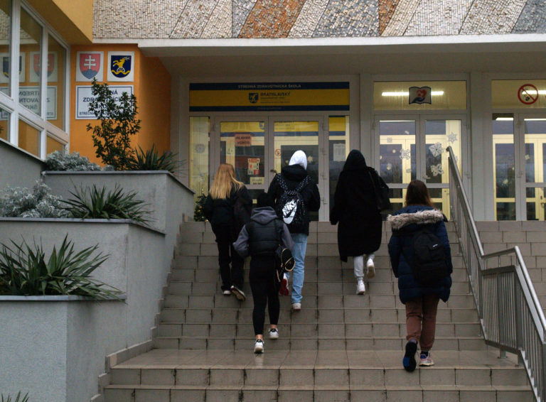 Začínajú sa vianočné prázdniny, žiaci sa vrátia do škôl v januári