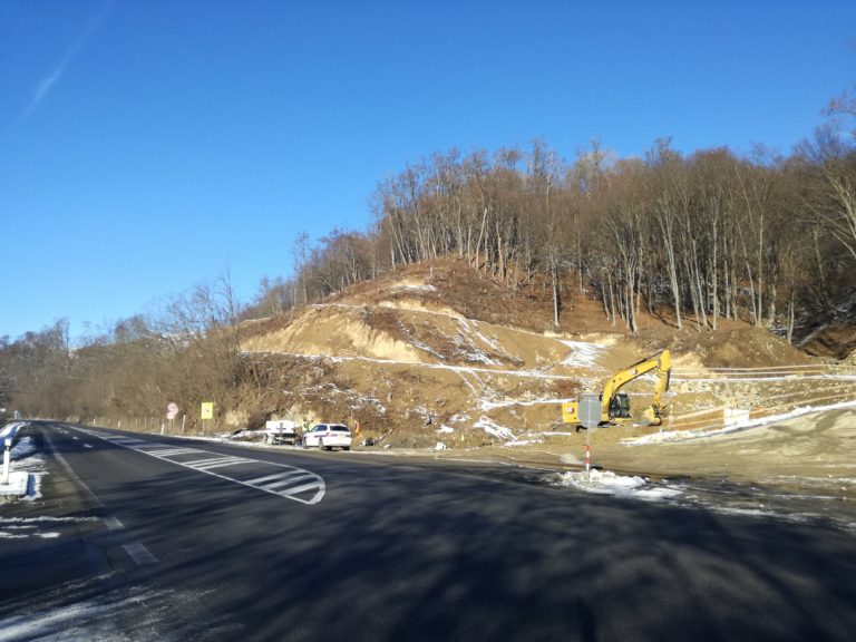 Národná diaľničná spoločnosť otvára nový úsek rýchlostnej cesty R2 v Novohrade, výstavba trvala takmer 3,5 roka