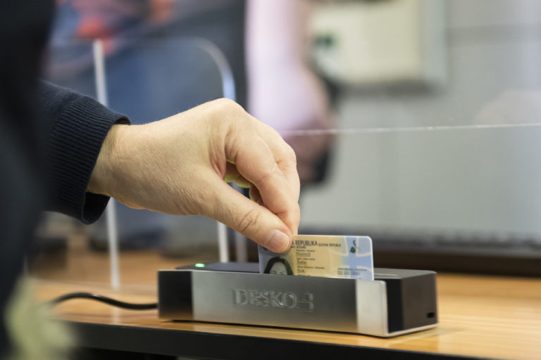 Používatelia e-podpisu so starším občianskym preukazom by mali požiadať o nový doklad čo najskôr