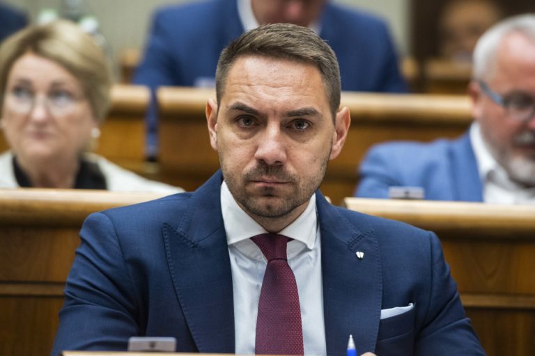 Gyimesi o odvolávaní vlády: Ide o pokus o dúhovú revolúciu spolu s Prezidentským palácom