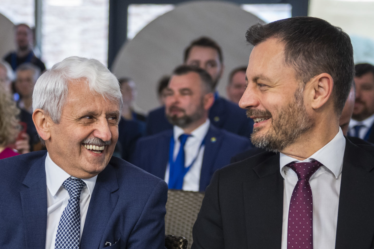 Na snímke zľava Mikuláš Dzurinda a predseda vlády SR Eduard Heger (OĽaNO) počas snemu strany Spolu - občianska demokracia v Senci 10. decembra 2022. FOTO TASR - Jaroslav Novák