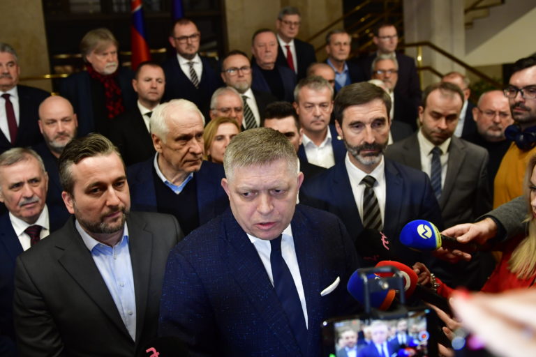 Ak bude Smer vo vláde, nedovolím už vývoz ani jedného náboja na Ukrajinu, vyhlásil Fico