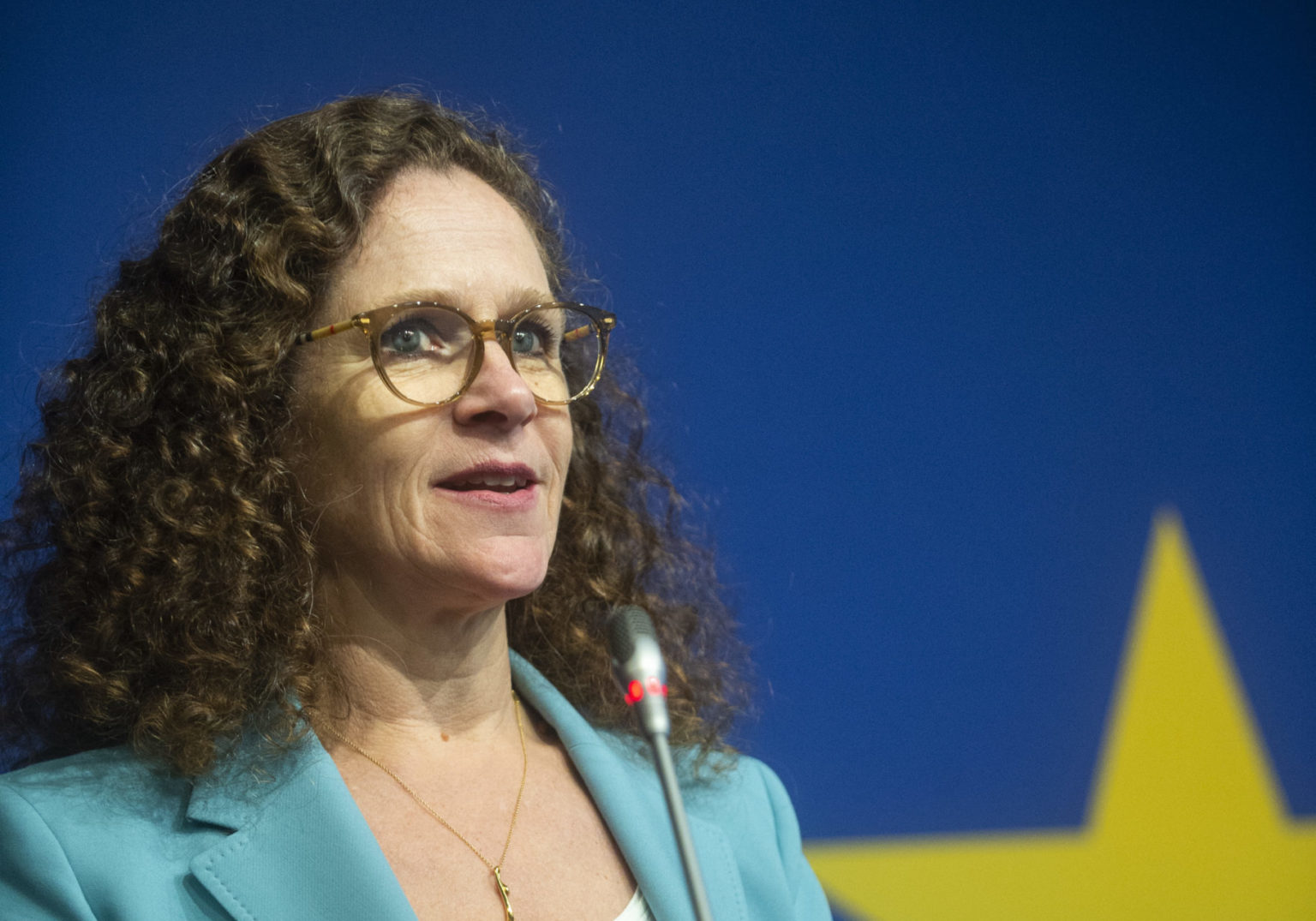 Na snímke vedúca delegácie poslancov z Výboru Európskeho parlamentu (EP) pre občianske slobody, spravodlivosť a vnútorné veci Sophie in 't Veldová počas tlačovej konferencie na tému - Informácie o pracovnej ceste na Slovensku v súvislosti s ochranou práv LGBTQ+ osôb na Slovensku 16. decembra 2022 v Bratislave. FOTO TASR - Jakub Kotian