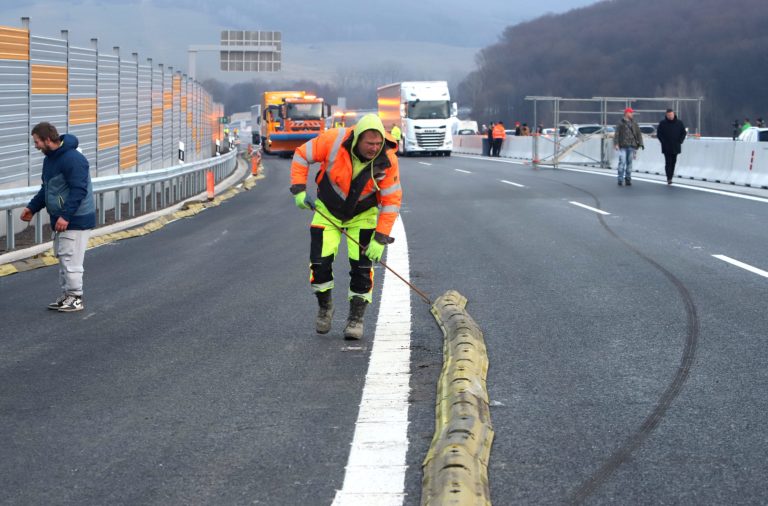Na novom úseku R2 hneď po jeho otvorení musia opravovať most. NDS regovala na nával kritiky