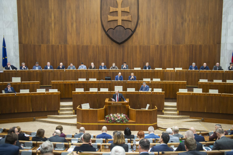 Aké platy čakajú na budúcich poslancov parlamentu a ministrov