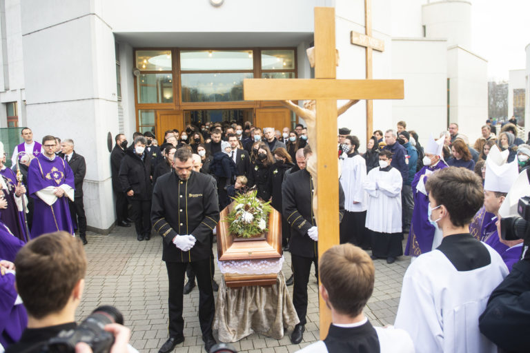 Na snímke rakva s telesnými pozostatkami profesora Vladimíra Krčméryho počas poslednej rozlúčky. Foto: Jakub Kotian/TASR