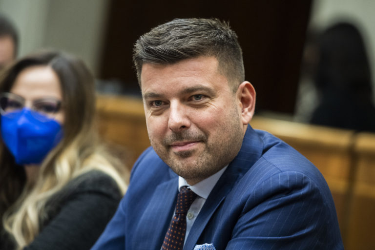 Potvrdené: Polícia obvinila poslanca Martina Borguľu