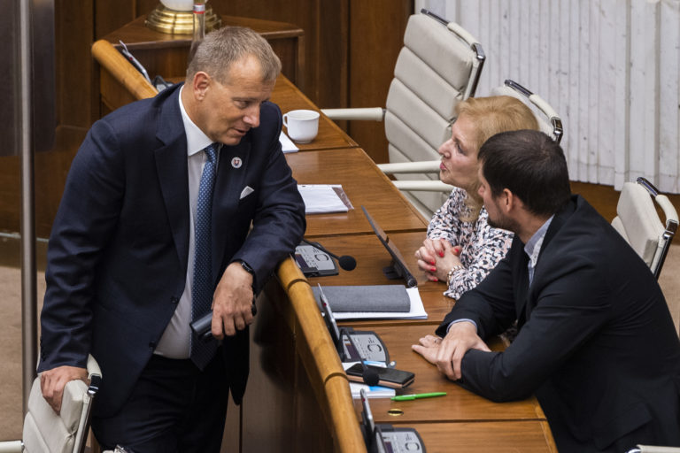 Všetci siedmi poslanci z ĽSNS podporia pád vlády, na hlasovanie prídu