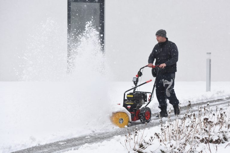 Poisťovne: Pri úraze na zľadovatenom chodníku môže poškodený žiadať náhradu škody
