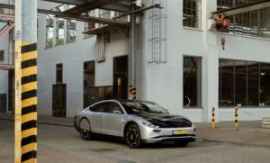 Holanďania rozbehli výrobu auta poháňaného slnkom. Za deň má prejsť 70 kilometrov