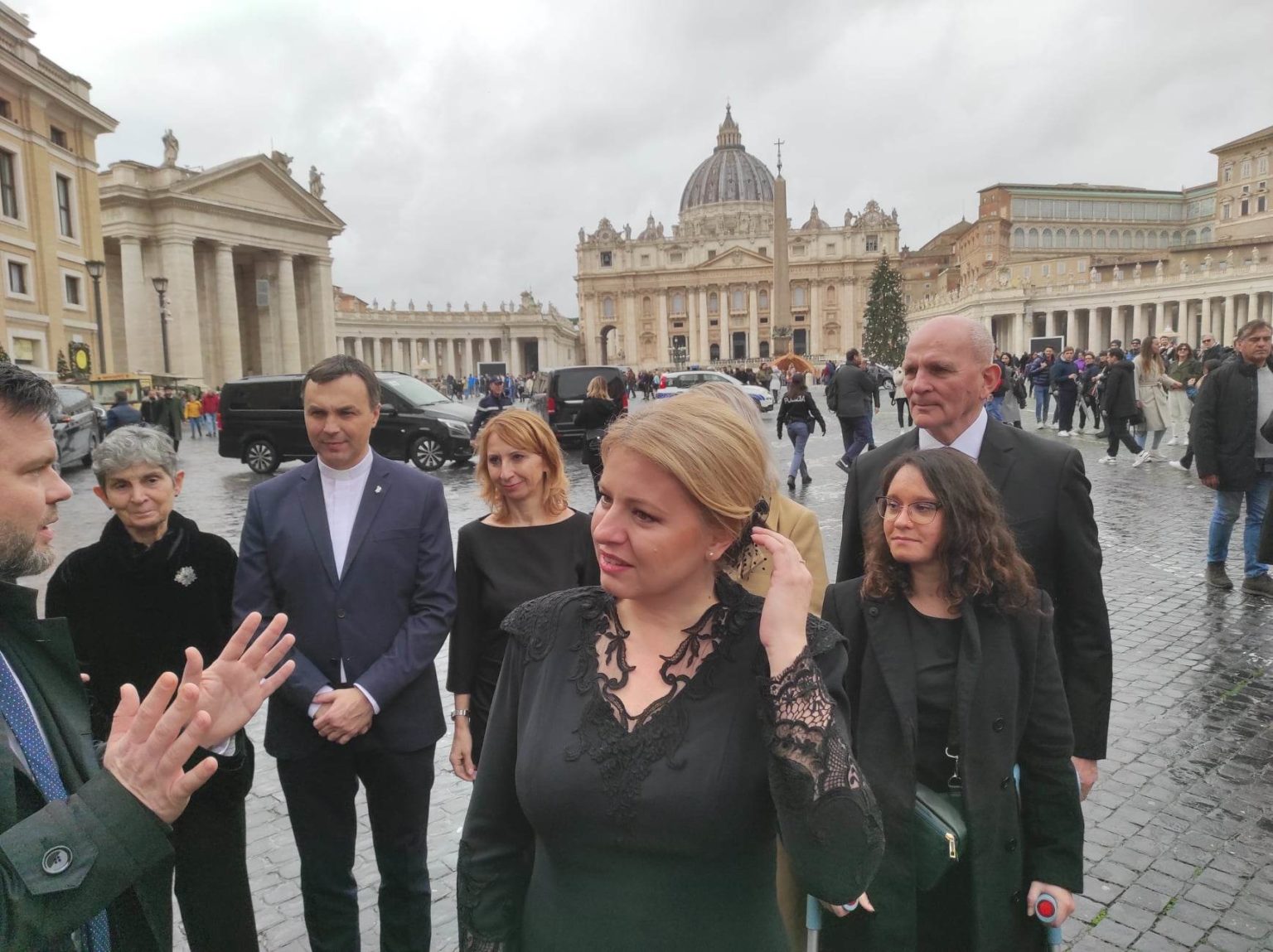 Prezidentka Slovenskej republiky Zuzana Čaputová so sprievodom po audiencii u pápeža Františka. Foto: Bohumil Petrík