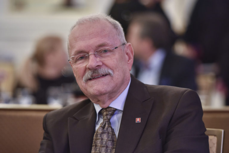 Bývalý prezident Gašparovič vyzval seniorov na účasť vo voľbách