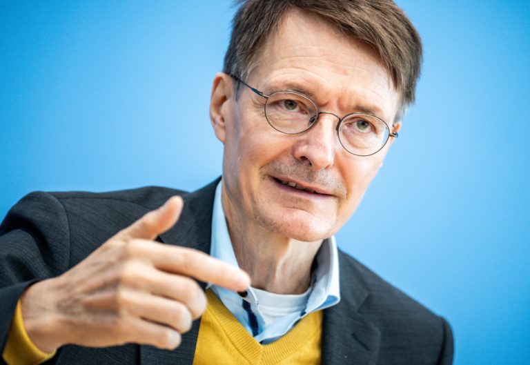 Najznámejší nemecký virológ ohlásil koniec pandémie, minister odmieta zrušiť opatrenia