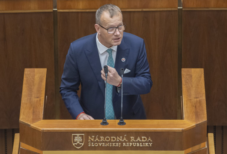 Predčasné voľby by sa mali konať najneskôr v júni, myslí si Kollár. Preferuje však máj