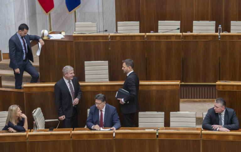 Minister vnútra SR Roman Mikulec, premiér SR Eduard Heger, minister životného prostredia SR Ján Budaj (všetci OĽaNO), minister zdravotníctva SR Vladimír Lengvarský (nominant OĽaNO), ministerka kultúry SR Natália Milanová (OĽANO) a nezaradený poslanec NRSR Juraj Šeliga. Foto: Martin Baumann/TASR