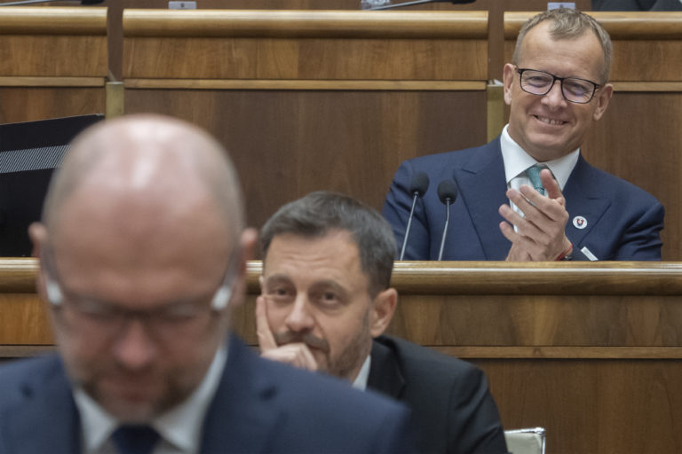 Žiadny chaos, ale vypočítaný kalkul. Prečo parlament tak náhle ukončil schôdzu