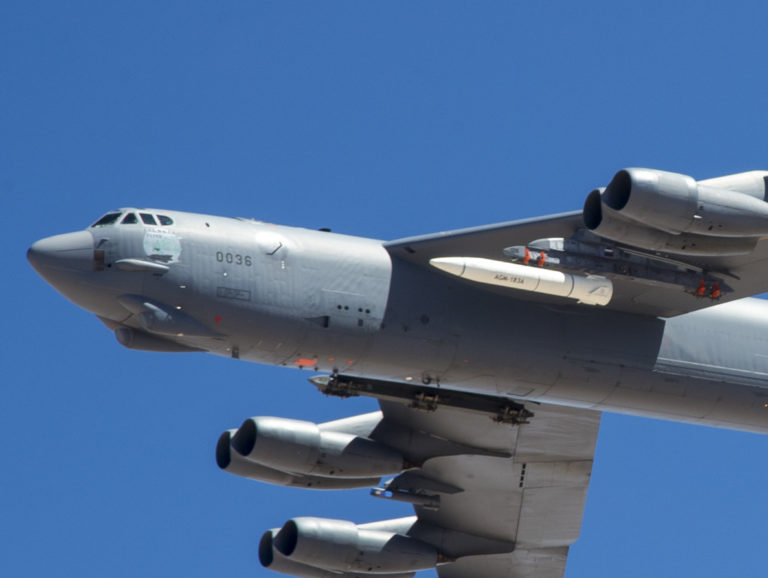 Na snímke prototyp zbrane AGM-183A nesenej bombardérom B-52 počas testu v júni 2019. Foto: Wikipedia/U.S. Air Force