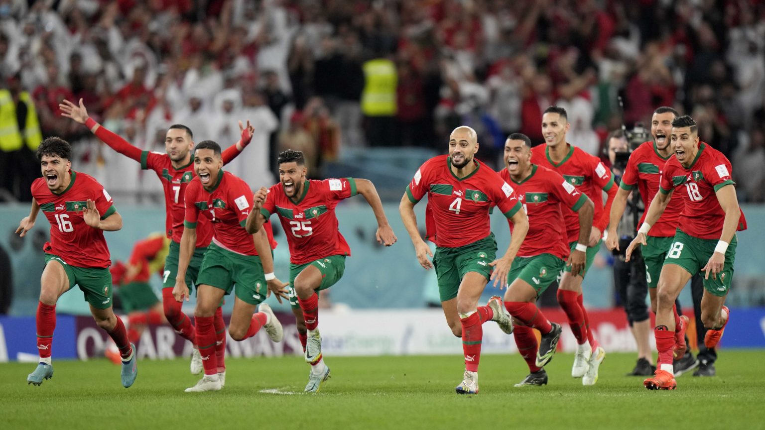 Marockí hráči oslavujú víťazstvo nad Španielskom.  FOTO TASR/AP