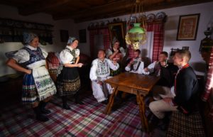 Silvestrovská večera v roľníckych rodinách kopírovala štedrovečernú. Ibaže sa mohlo jesť mäso