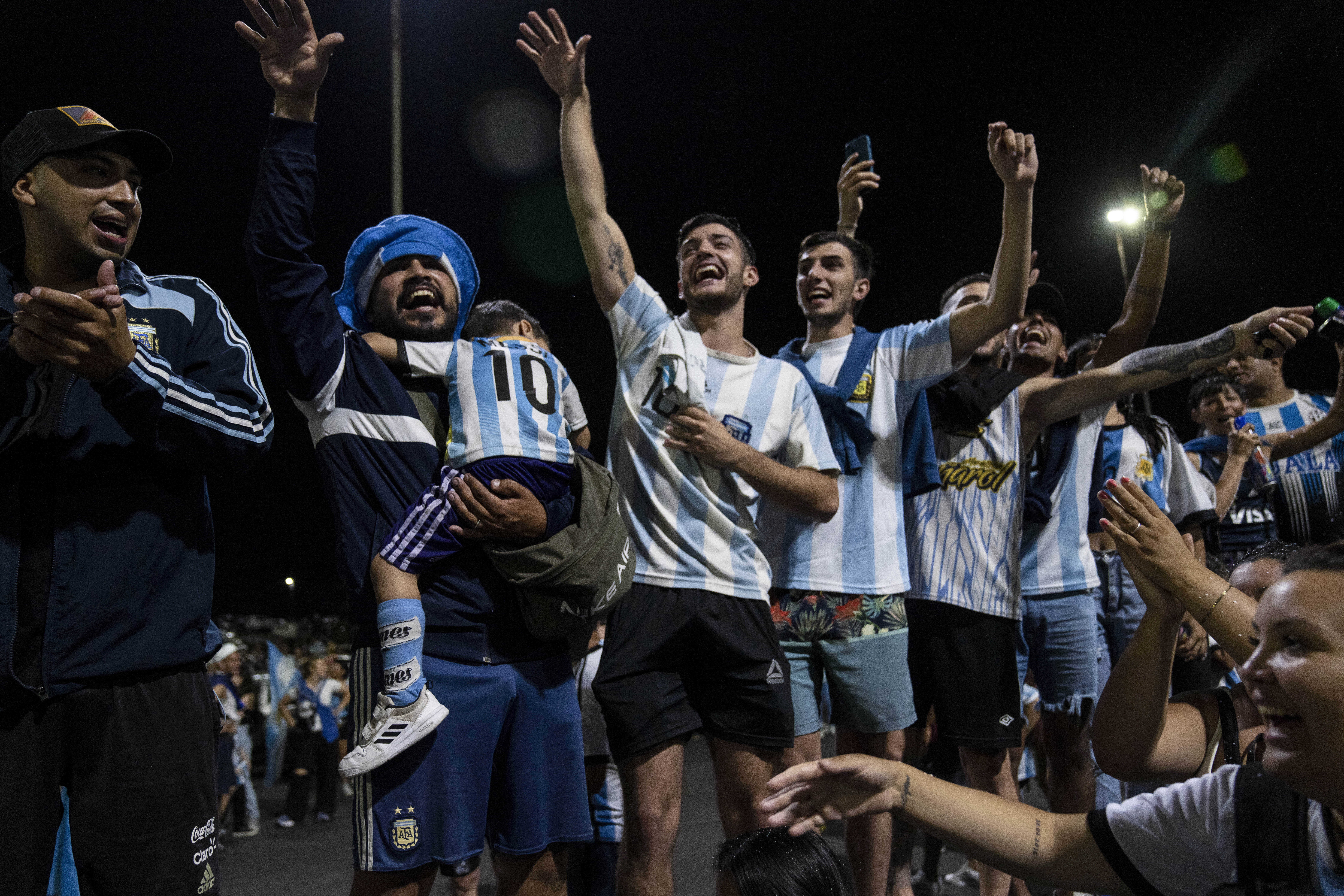 Privítanie zlatých argentínskych futbalistov z Kataru po návrate do vlasti. Foto: TASR/AP