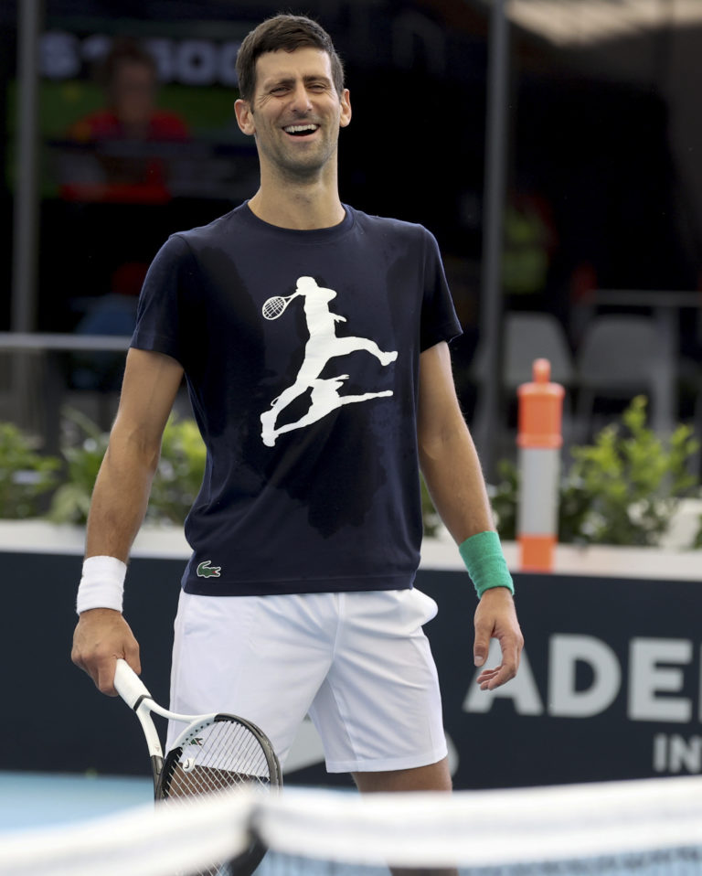 Srbský tenista Novak Djokovič sa smeje počas tréningu na turnaj ATP v austrálskom meste Adelaide vo štvrtok 29. decembra 2022. Foto: TASR/AP