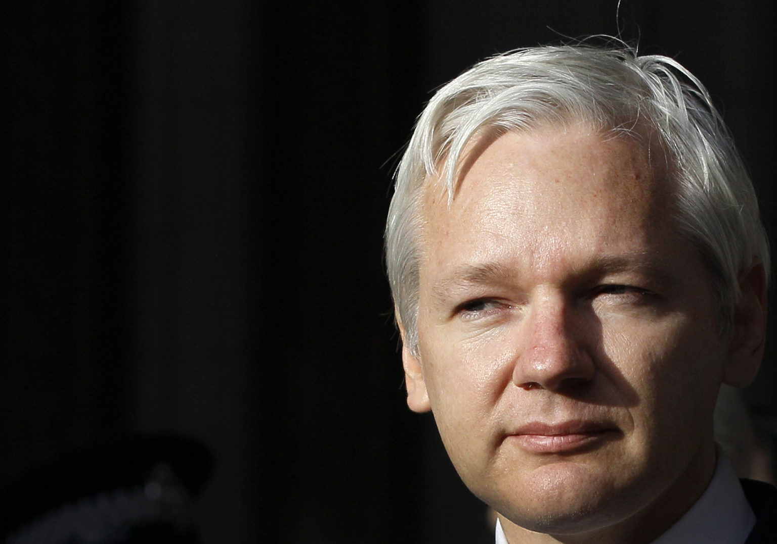 Na archívnej snímke z 5. decembra 2011 zakladateľ WikiLeaks Juliani Assange počas vyhlásenia pred Najvyšším súdom v Londýne. Foto: TASR/AP