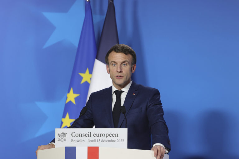 Na snímke francúzsky prezident Emmanuel Macron počas tlačovej konferencie v rámci samitu EÚ v Bruseli 15. decembra 2022. Foto: TASR/AP