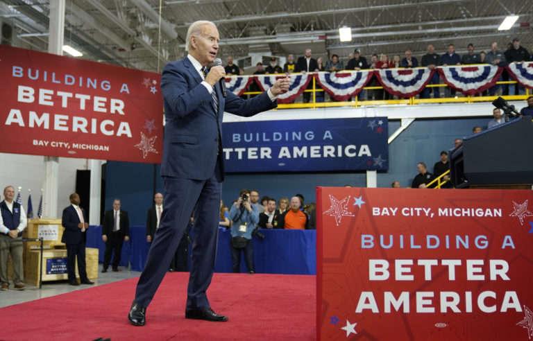 Prezident Joe Biden hovorí o pracovných miestach vo výrobe a ekonomike v SK Siltron CSS, továrni na počítačové čipy v Bay City v štáte Michigan, 29. novembra 2022. Foto: TASR/AP