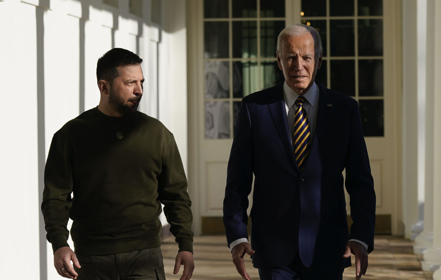 Americký prezident Joe Biden (vpravo) kráča s ukrajinským prezidentom Volodymyrom Zelenským. Foto: TASR/AP