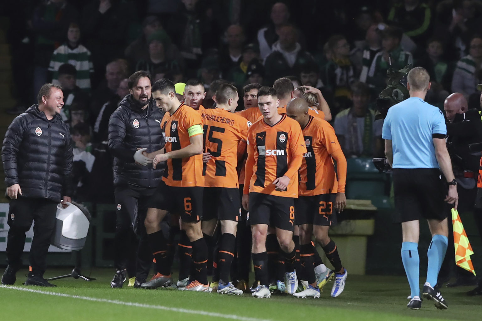 Futbalisti Donecka oslavujú vyrovnávajúci gól na 1:1 spoluhráča Michajla Mudryka v zápase 5. kola F-skupiny Ligy majstrov Celtic Glasgow - Šachtar Doneck (1:1) v Glasgowe v utorok 25. októbra 2022. FOTO TASR/AP