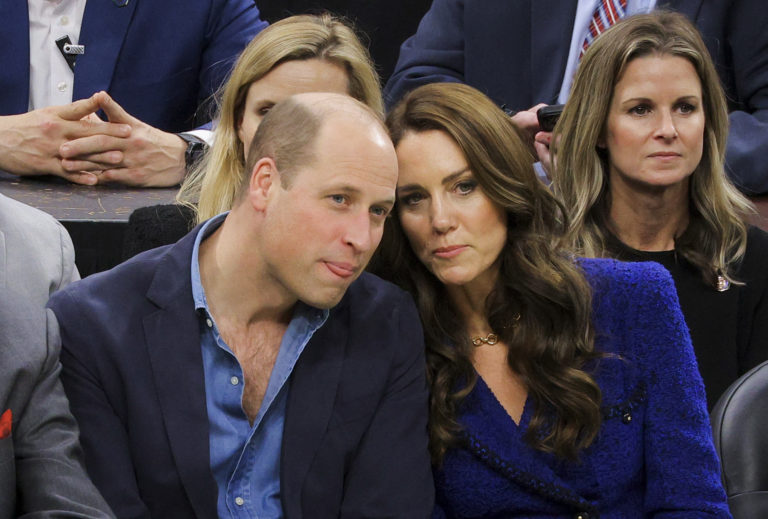 Britský princ William (vľavo) a jeho manželka Kate sledujú zápas zámorskej basketbalovej NBA Boston Celtics – Miami Heat v Bostone v stredu 30. novembra 2022. Foto: TASR/AP
