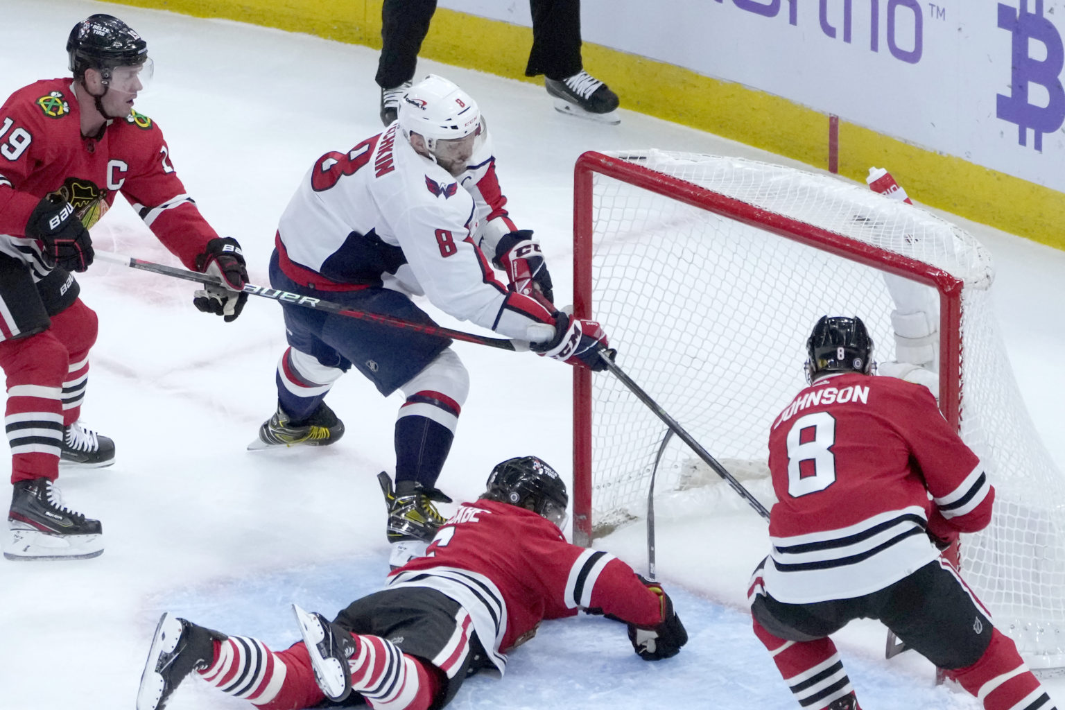 Alexander Ovečkin z Washingtonu Capitals strieľa svoj druhý gól v ostatnom zápase. Foto: TASR/AP