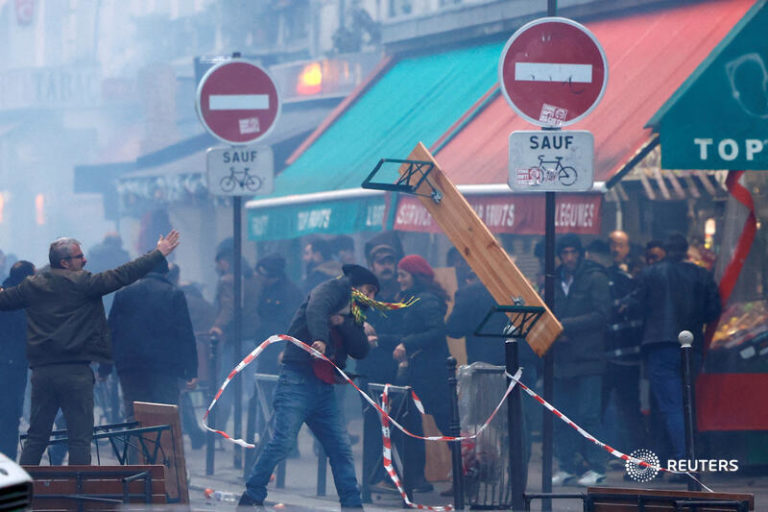 Protesty Kurdov v Paríži. Foto: Reuters/Twitter