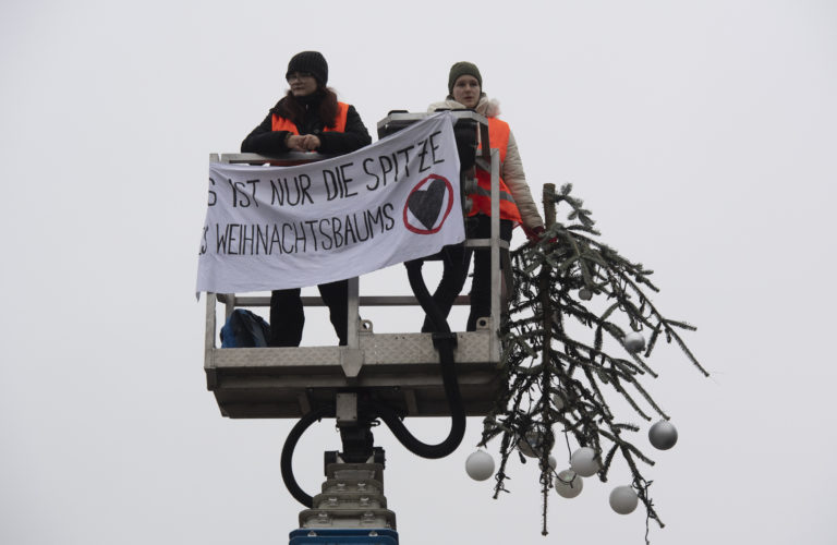 Aktivistky zo skupiny Posledná generácia 21. decembra 2022 poškodili vianočný stromček v Berlíne. Foto: TASR/AP