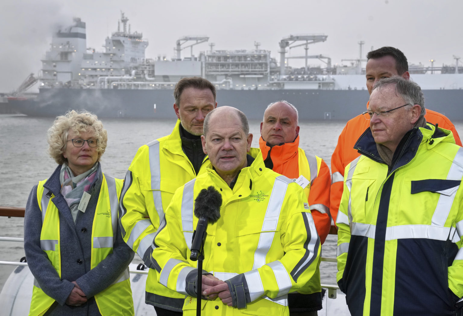 Nemecký kancelár Olaf Scholz (uprostred) vystupuje s prejavom pri príležitosti slávnostného otvorenia prvého nemeckého terminálu na LNG v severomorskom prístave Wilhelmshaven 17. decembra 2022. Foto: TASR/AP
