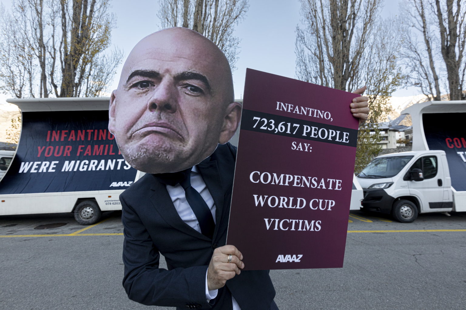 V rodnom meste prezidenta FIFA Gianniho Infantina sú rozmiestnené bilbordy požadujúce odškodnenie obetí migrujúcich pracovníkov na majstrovstvách sveta v Katare. Foto: TASR/AP