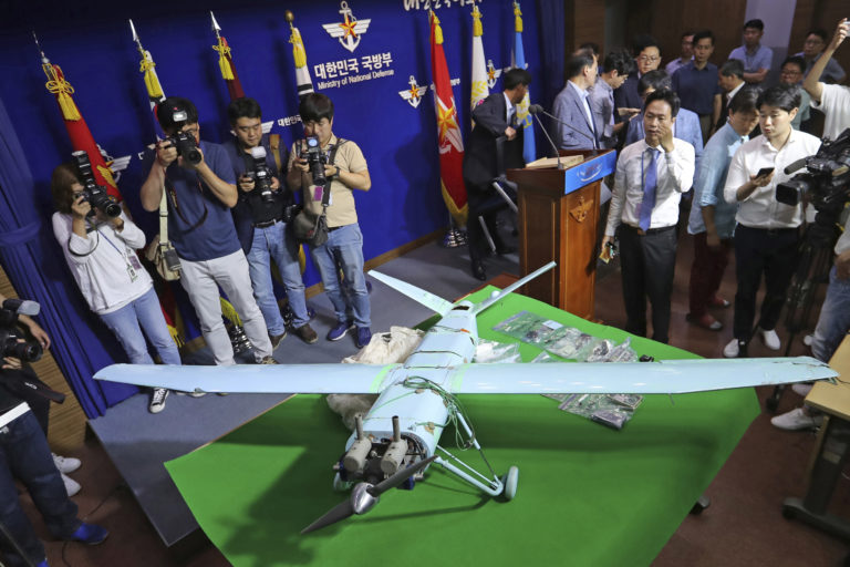 Na archívnej snímke z 21. júna 2017 zadržaný severokórejský dron na ministerstve obrany v Soule. Foto: TASR/AP