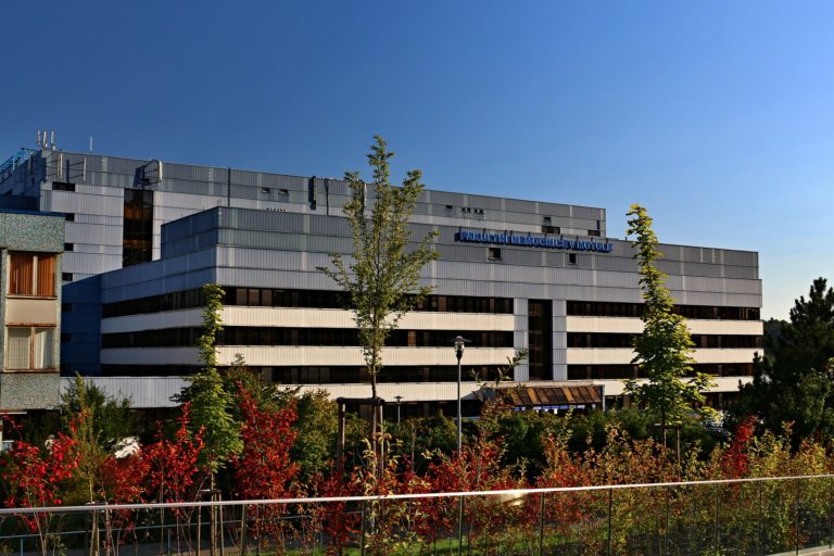 V pražskej nemocnici Motol horelo, z urgentného príjmu evakuovali 60 ľudí