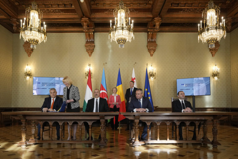 EÚ a Azerbajdžan spustili nové elektrické prepojenie cez Čierne more