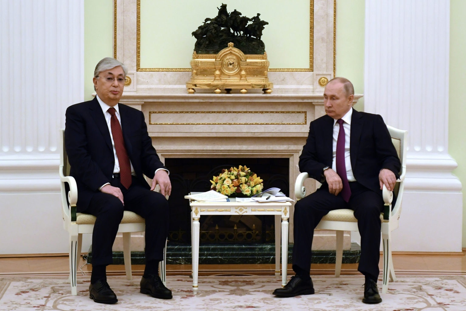 Kazašský prezident Kasymo-Žomart Tokajev a ruský prezident Vladimir Putin 28. novembra 2022 v Moskve. FOTO: TASR/AP