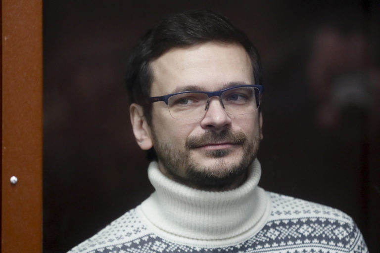Na archívnej snímke z 9. decembra 2022 ruský opozičný politik Iľja Jašin stojí v súdnej sieni v Moskve. Foto: TASR/AP