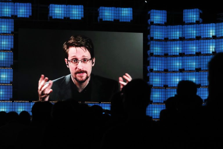 Na archívnej snímke z 4. novembra 2019 bývalý spolupracovník amerických tajných služieb Edward Snowden počas videoprenosu na technologickej konferencii Web Summit v Lisabone. Foto: TASR/AP