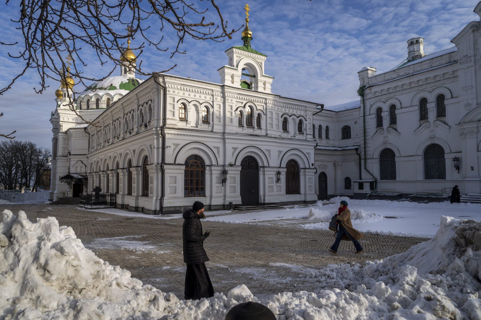 Mních a žena kráčajú na území pravoslávneho kláštora Kyjevsko-pečerská lavra v Kyjeve 1. decembra 2022. Foto: TASR/AP