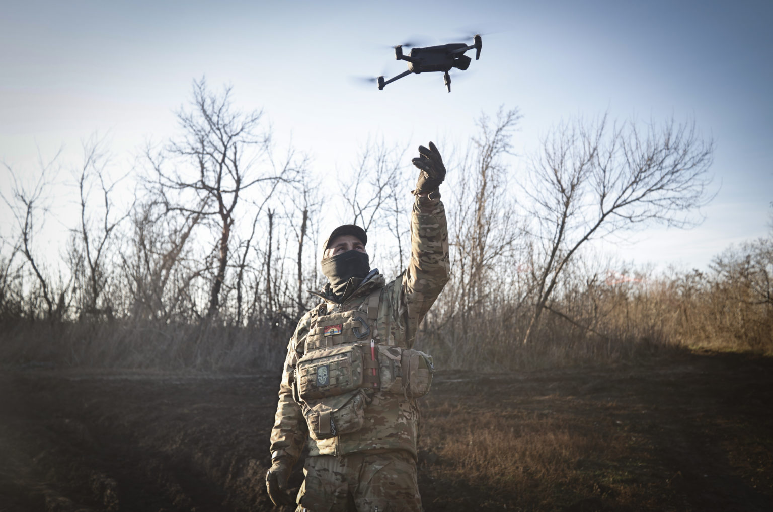 Ukrajinský vojak ovláda dron.
Ilustračný záber. Foto: TASR/AP