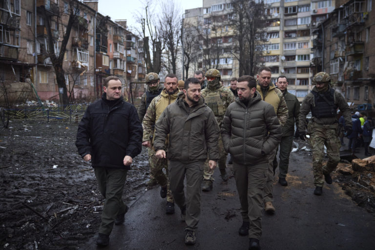 Na tejto fotografii, ktorú poskytlo Tlačové oddelenie ukrajinského prezidenta v piatok 25. novembra 2022, ukrajinský prezident Volodymyr Zelenskyj kontroluje poškodené budovy pri návšteve mesta Vyšhorod pri hlavnom meste Kyjev. Foto: TASR/AP