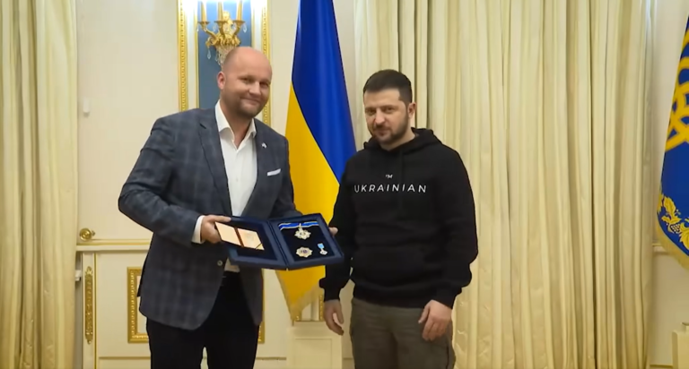 Minister obrany Jaroslav Naď si prevzal ocenenie od ukrajinského prezidenta Volodymyra Zelenského. Reprofoto: FB Jaroslava Naďa